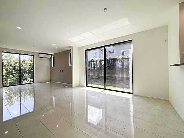 リビングダイニングには床暖房を設置。のぼせる感覚が少なく、ほこりも舞い上がりません。