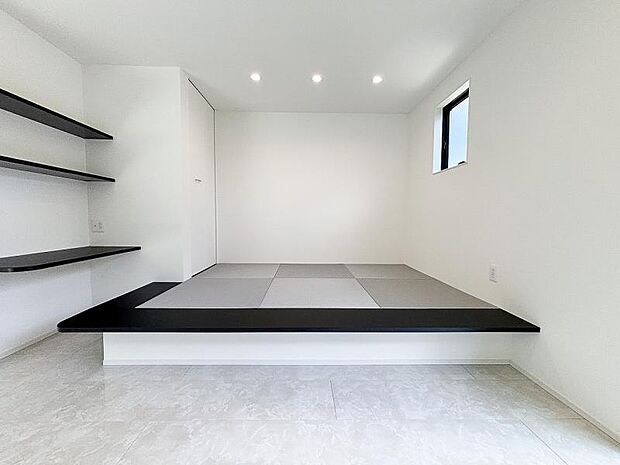 リビングの隣は畳コーナー。お子様を遊ばせても、客間としてもご利用いただけます。