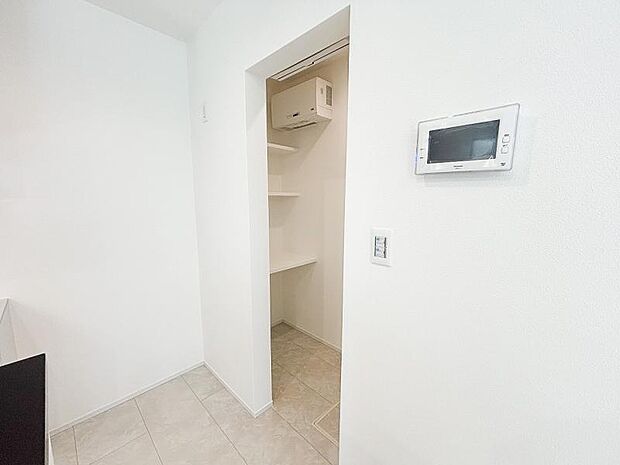 パントリーも完備。きれいに収納してキッチン回りもスッキリさせておけます。