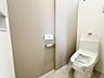 トイレ：トイレは洗浄機能を標準完備。清潔な空間の印象です。