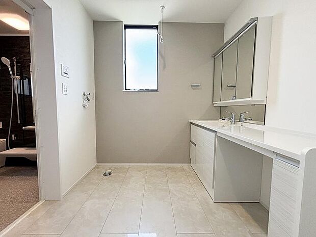 ゆとりの洗面スペースで朝の身支度もスムーズに。ご家族揃って身支度可能な洗面室です。