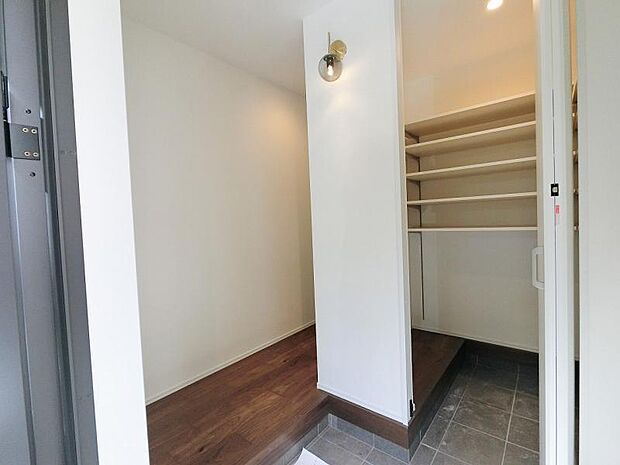 明るさも自慢の玄関ホール。室内が見えないように設計されています。