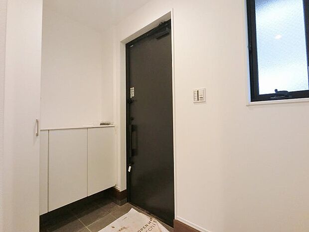 明るくコントラストのある、開放感と清潔感を兼ね備えた玄関ホールがお客様をお出迎え。