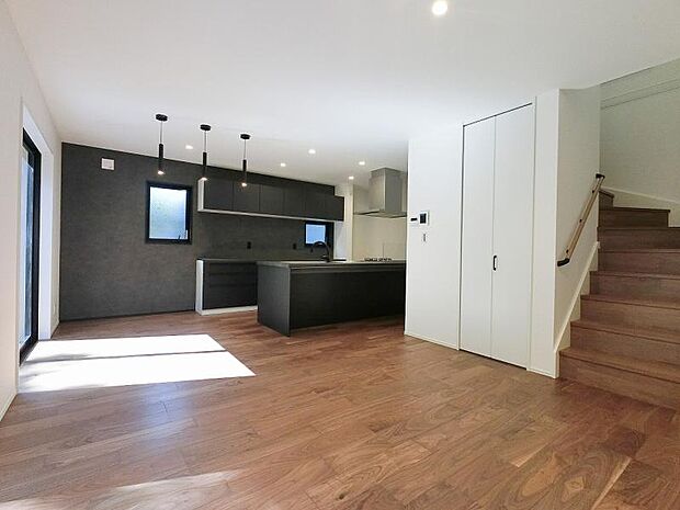 お店で見掛けた「あの家具」でも自由に配置できるゆとりのリビング空間。