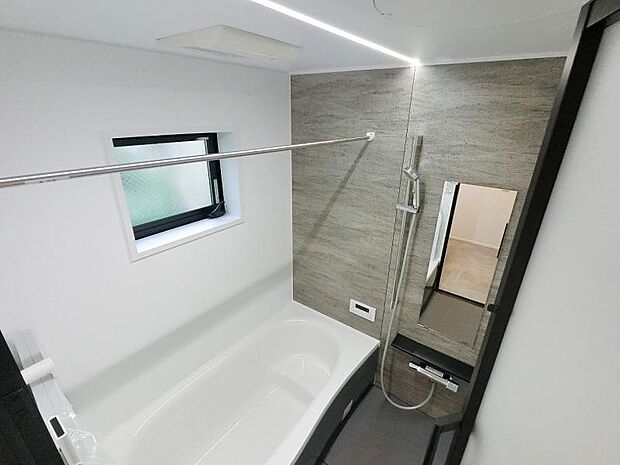 落ち着いた色調で統一された、清潔感ただよう浴室は、寛ぎの時間をさらに心地良いものに演出してくれます。