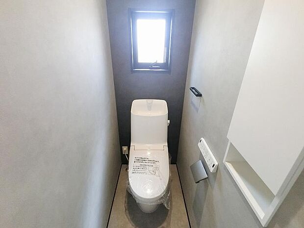 小さな手洗い場を完備したトイレは収納もあり、使いやすさと快適な空間を作りました。