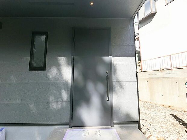 スタイリッシュでモダンな玄関アプローチが、お客様をお出迎えしてくれます。