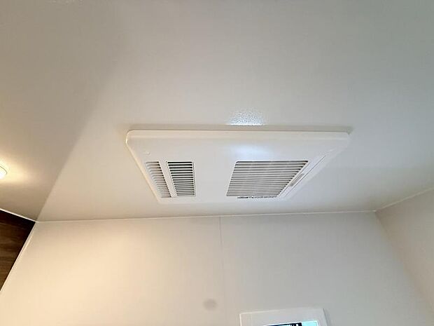 浴室換気乾燥機天気を気にせず洗濯物を乾かせる浴室乾燥機能を搭載