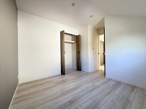 子ども部屋にもクローゼットがあるので、早くから「自分で片付け」の習慣が身につけられます。