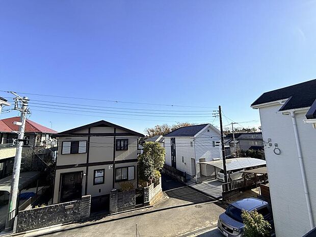 2階からの眺望です。周辺には高い建物がなく、通風良好な開放感のある立地です。