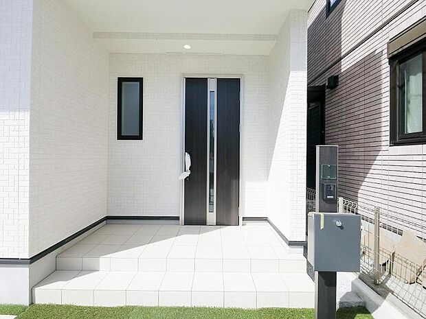 明るさも自慢の玄関ホール。室内が見えないように設計されています。