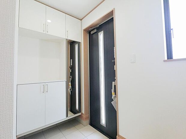 収納力豊富なシューズクローゼットもある清潔感があふれる玄関です。