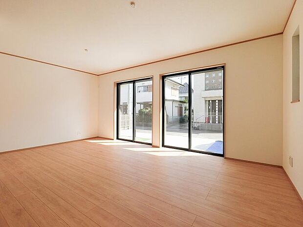 南側から射し込む陽射しは、家族の会話と共に明るい雰囲気を生み出します。