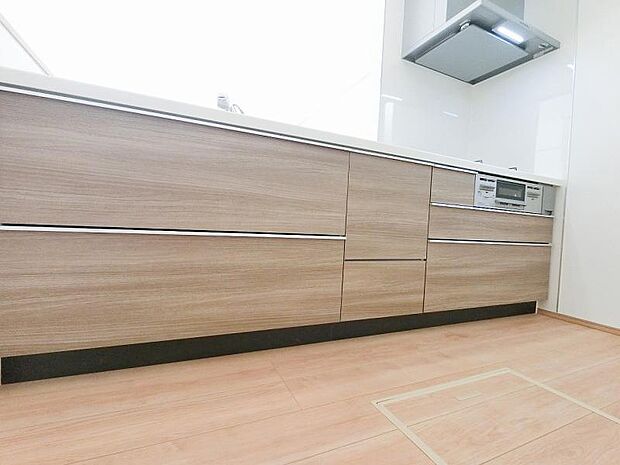 対面式キッチンの前が、ダイニングスペース。カウンタータイプなので家族との会話も楽しめます。