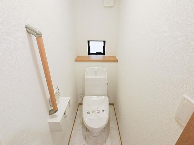 1階トイレは、洗浄機能を完備、開口窓も設け清潔な室内を演出することが可能です。