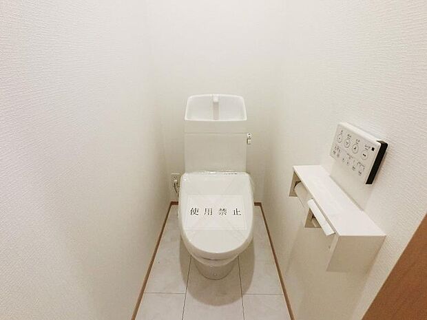 2階トイレは、洗浄機能を標準完備、清潔な空間が印象的です。