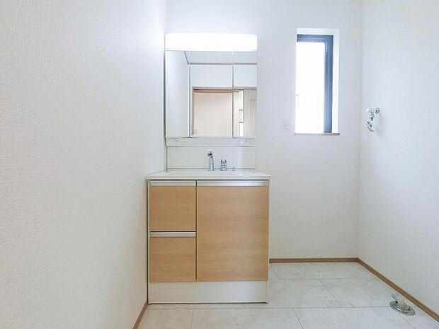 ゆとりの洗面スペースで朝の身支度もスムーズに、ご家族揃って身支度可能なゆとりの洗面室です。