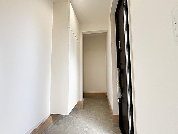 収納力豊富なシューズクローゼットもある清潔感があふれる玄関です。
