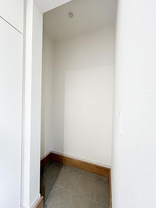 玄関のシューズクローゼットは天井までの大容量で、スッキリとした玄関でお客様をお迎えできます。