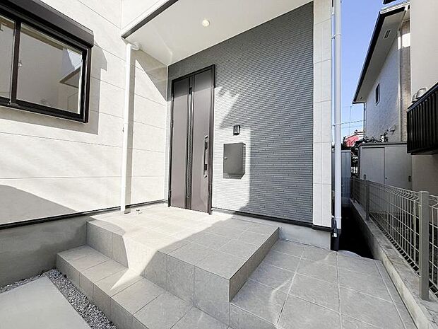 落ち着いた雰囲気の玄関アプローチ。全体のバランスも考慮した設計がステキです。