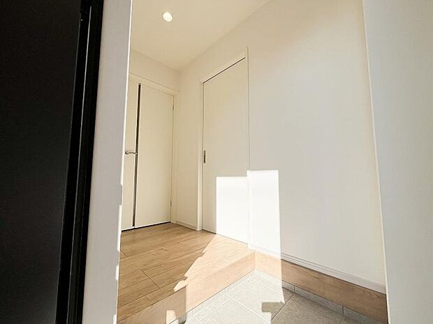 玄関からは室内が見えないように、プライバシーに配慮した玄関ホール。