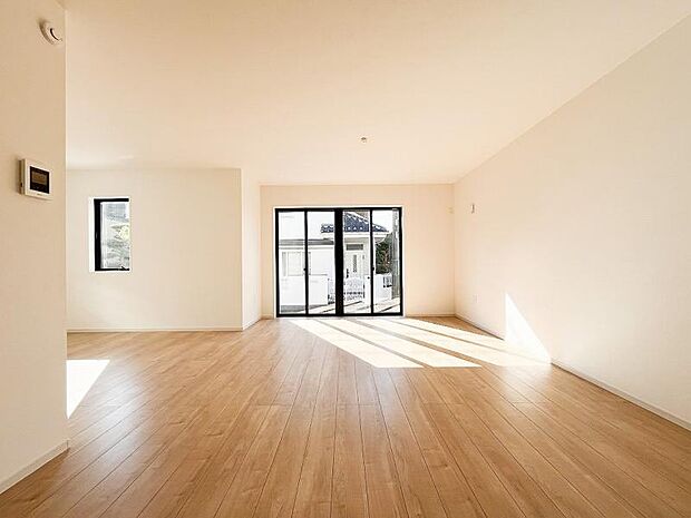 南側から射し込む陽射しは、家族の会話と共に明るい雰囲気を生み出します。