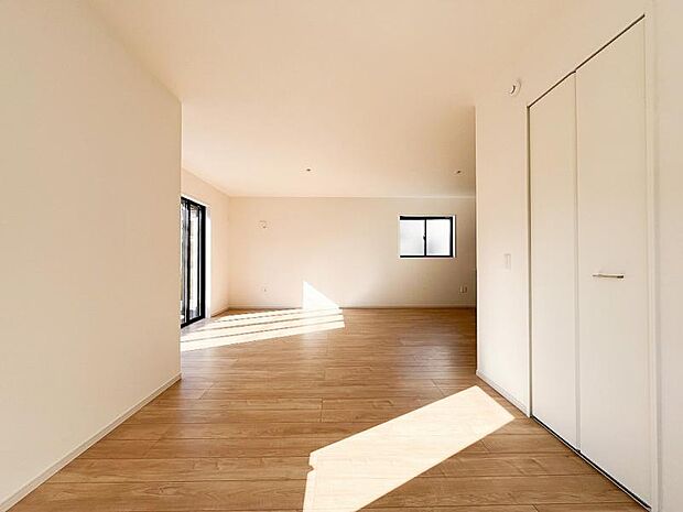 広いリビング・ダイニングがある新築一戸建ては、開放的で様々な楽しみ方ができます。