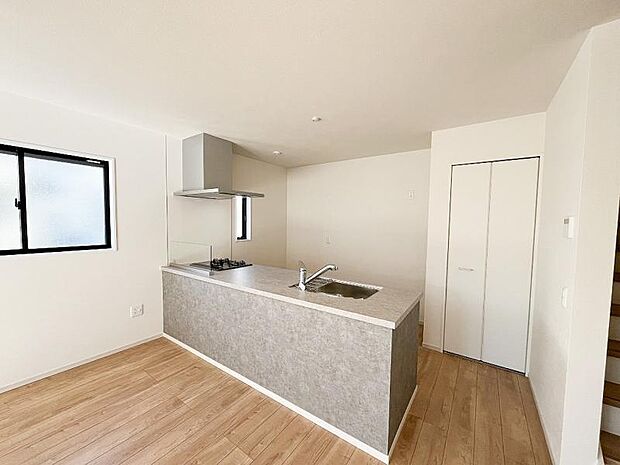 対面式キッチンの前が、ダイニングスペース。カウンタータイプなので家族との会話も楽しめます。