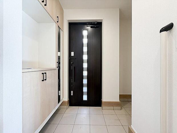 玄関のシューズクローゼットは天井までの大容量です。