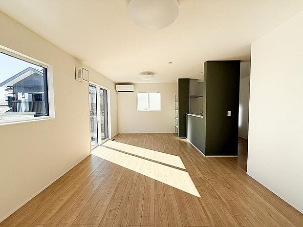 南側から射し込む陽射しは、家族の会話と共に明るい雰囲気を生み出します。