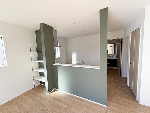 キッチン横の収納は、普段使いの清掃用品等をキレイに片づけてくれ、キッチン周りがスッキリします。