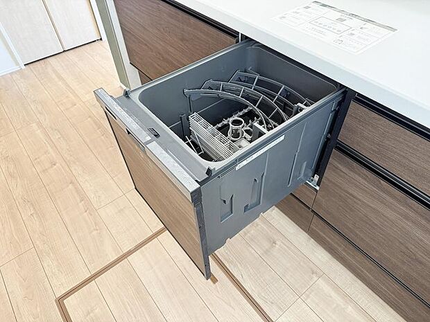 スイッチひとつで洗浄から乾燥まで自動で行い、家事の負担を減らすと共に、節水にも貢献します。