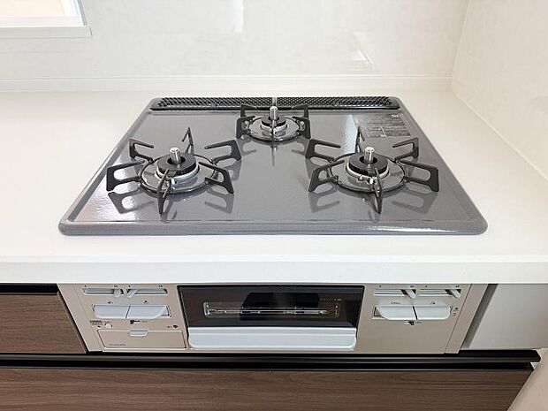 ビルトインガスコンロは様々な料理が作れる便利な専用調理器が充実。