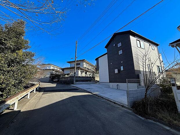 車通りの少ない閑静な住宅街に位置しております。