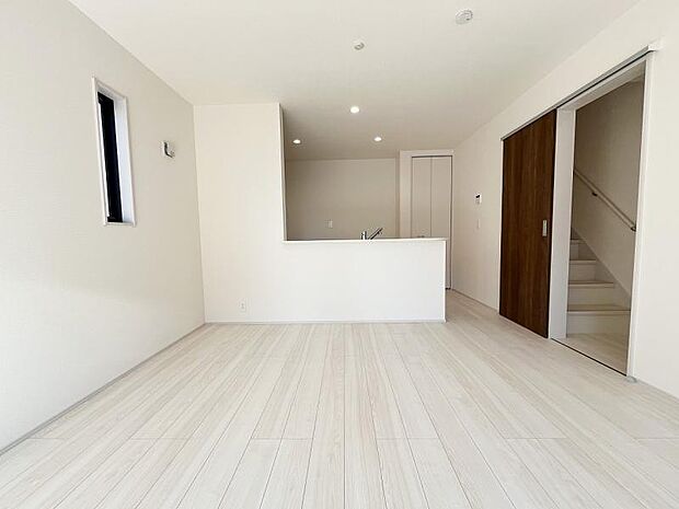 休日はお陽さまの光をたっぷりと取り込めるポカポカリビングで過ごしませんか？