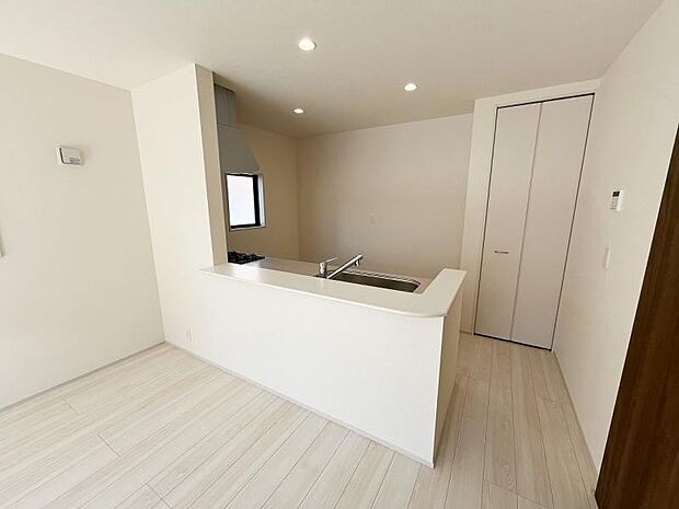 対面式キッチンの前が、ダイニングスペース。カウンタータイプなので家族との会話も楽しめます。