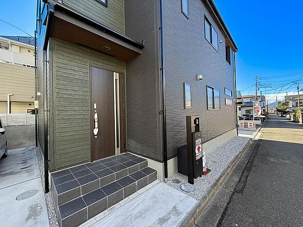 落ち着いた雰囲気の玄関アプローチ。全体のバランスも考慮した設計です。