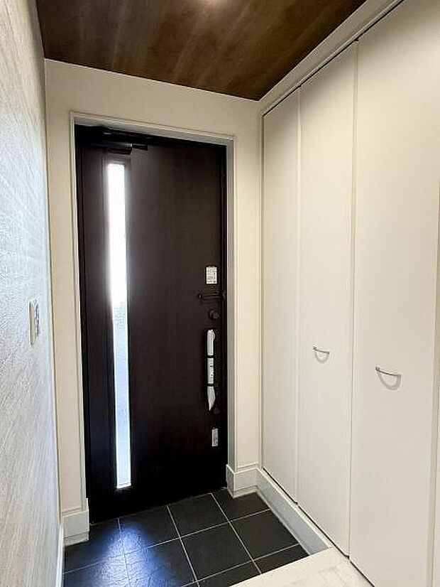 明るさも自慢の玄関ホール。室内が見えないように設計されています。