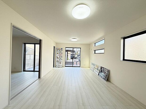 食事中の会話も、リビングでの寛ぎの時間も、やはり明るいお部屋が良いですよね。