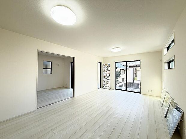 休日はお陽さまの光をたっぷりと取り込めるポカポカリビングで過ごしませんか。