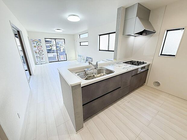 ペニンシュラタイプのキッチン。リビングとダイニングを分けて使える間取りです。