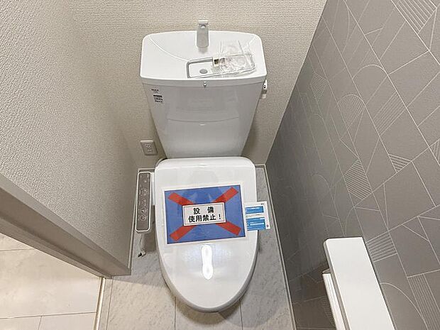 洗浄機能・脱臭機能を完備、開口窓も設け清潔な室内になっています。