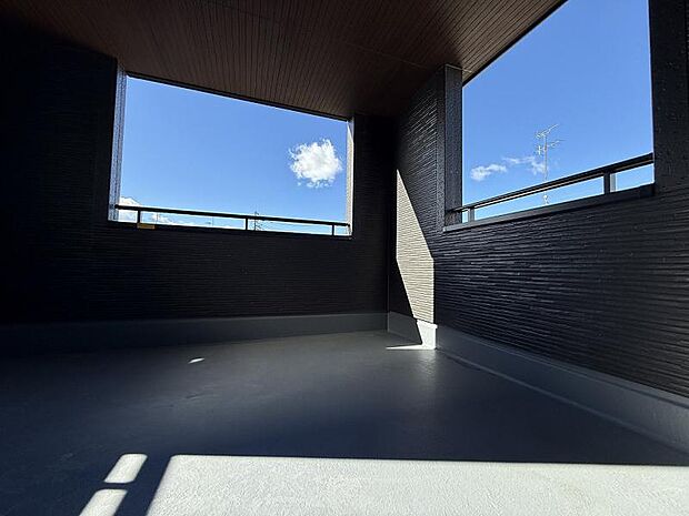 たくさんのお布団と洗濯物が干せるルーフバルコニー。テラスとしての広さもありますね。