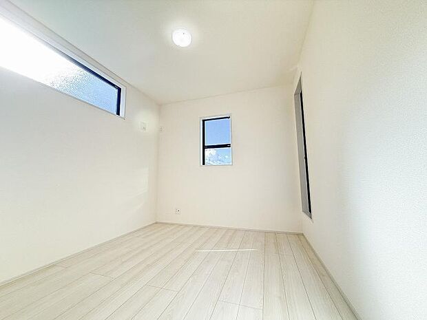 大きな収納と2面採光で、明るさと使いやすさが自慢の洋室です。