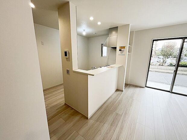 対面式キッチンの前が、ダイニングスペース。カウンタータイプなので家族との会話も楽しめます。