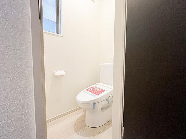 1階トイレは、洗浄機能・脱臭機能を完備、開口窓も設け清潔な室内を演出することが可能です。