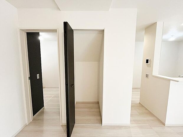 リビングにもあると便利な収納があります。