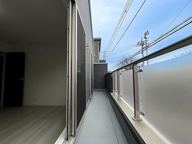 日中は光と風、豊かな眺望を満喫。夜はきらめく月や星空を、街の明かりと共に堪能。