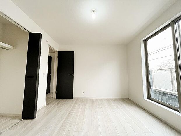 広々とした主寝室は、2面採光により、陽射しがたっぷりと射し込みます。