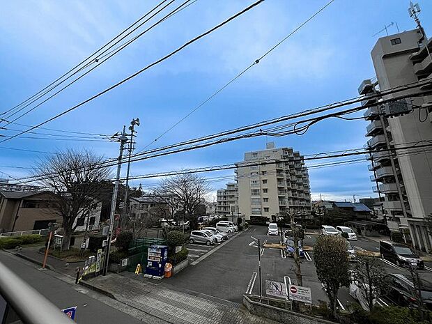 2階からの眺望です。周辺には高い建物がなく、通風良好な開放感のある立地です。